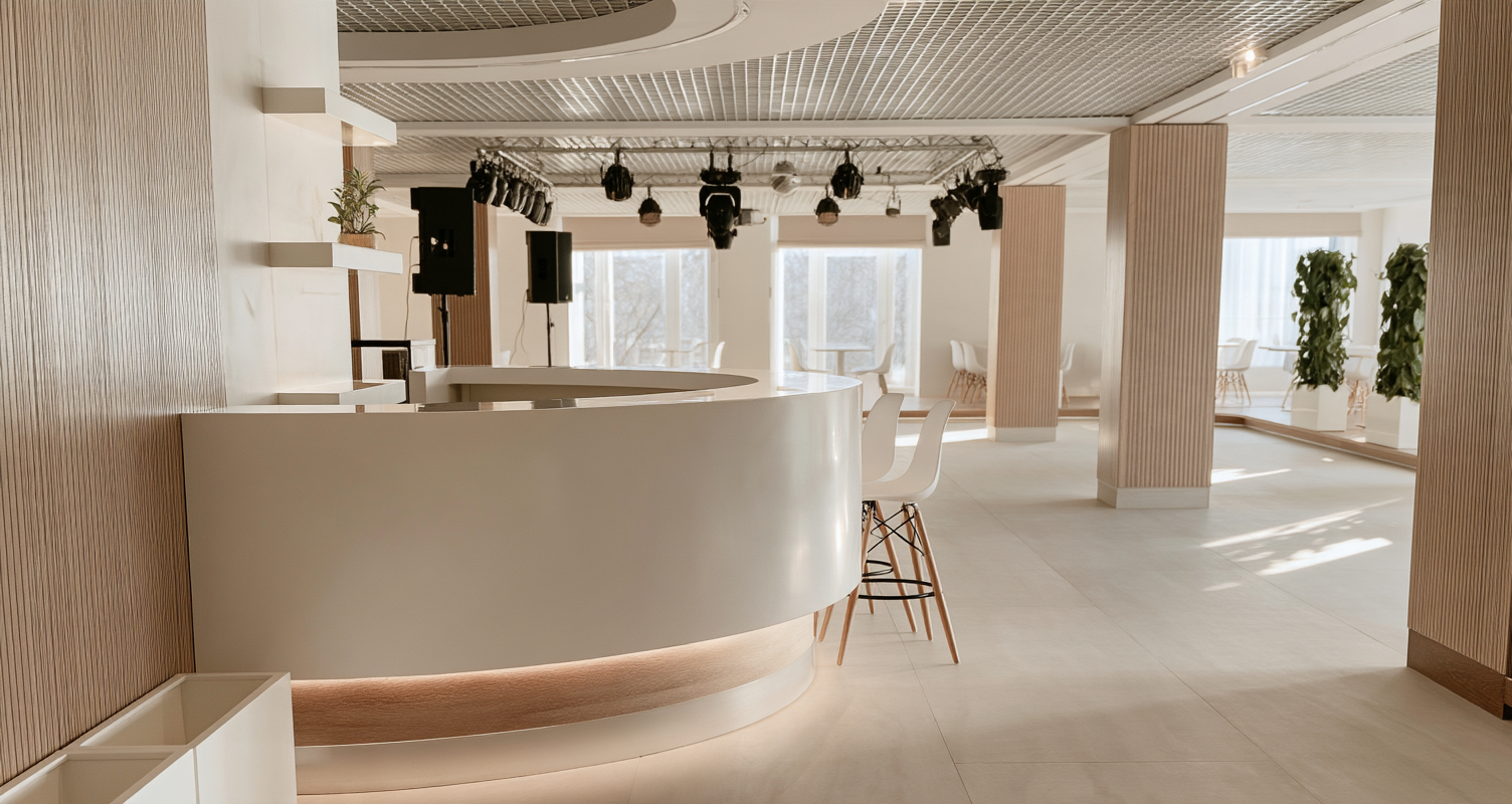 Comptoir courbe dans un espace de restauration lumineux